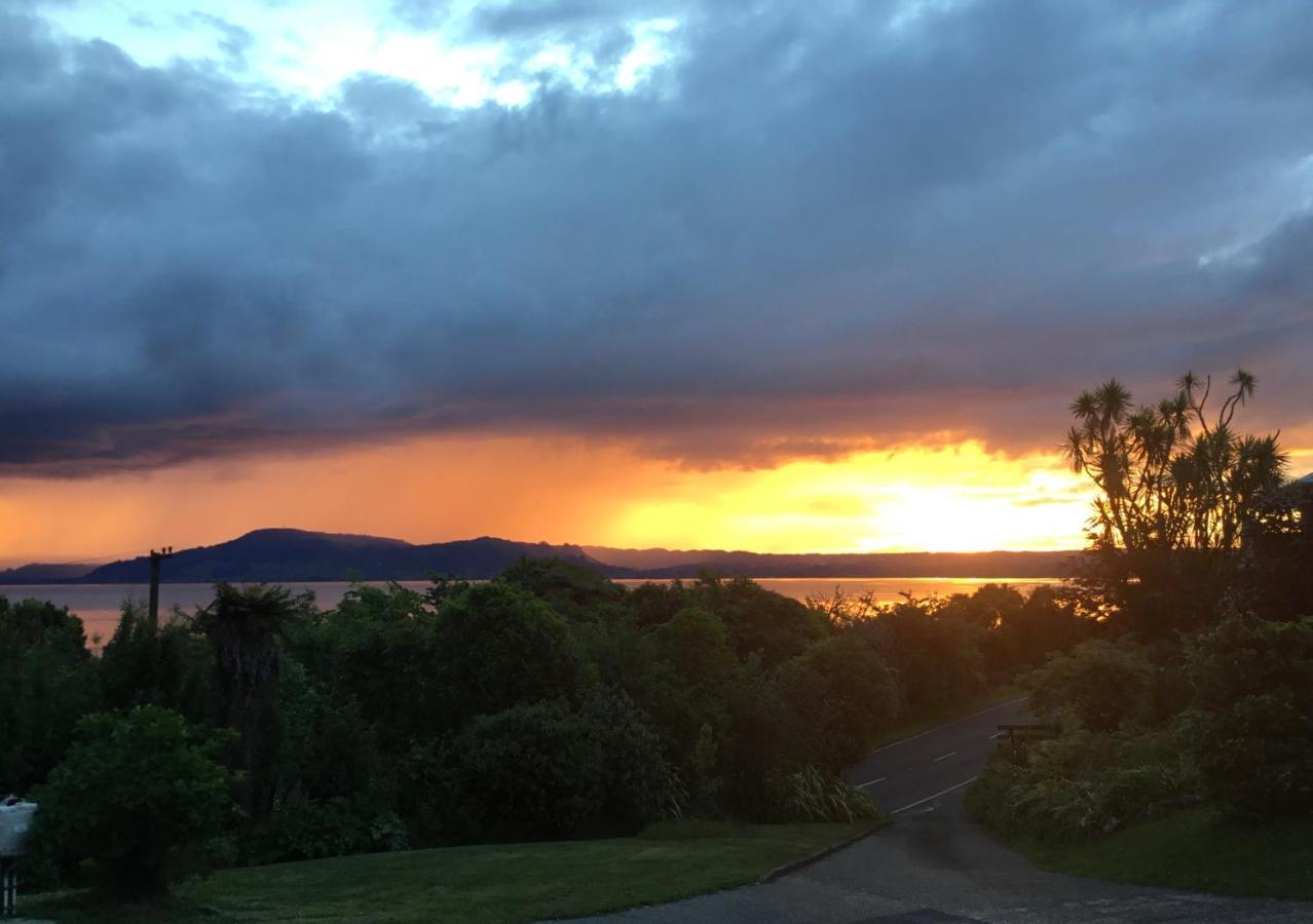 Spectacular Lake Views Bed & Breakfast Rotorua Exterior photo